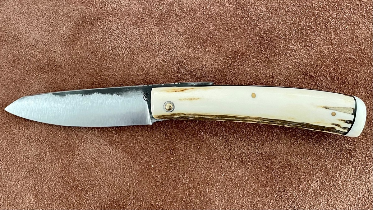 Couteau pliant artisanal modèle "Piémontais " de Richard Ciachera - Bois de Cerf et Phacochère