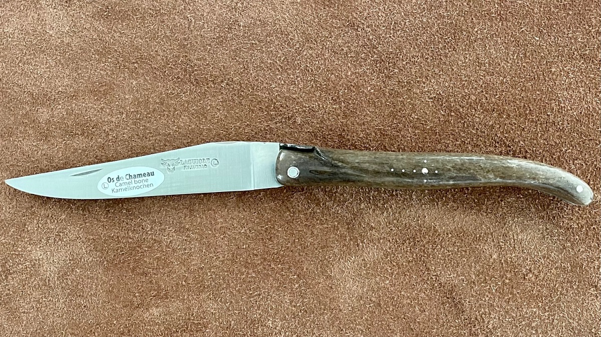 Couteau pliant Laguiole en Aubrac 12cm modèle "Frelon" - Os de Chameau marron