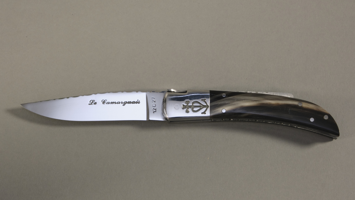Couteau régional Le Camarguais n°12 trident forgé ciselé - 10,5 cm Pointe de corne noire